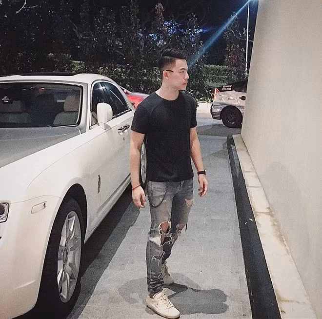 Đông Khuê luôn chỉn chu hình ảnh để đối phương cảm nhận anh là người đàn ông trưởng thành.