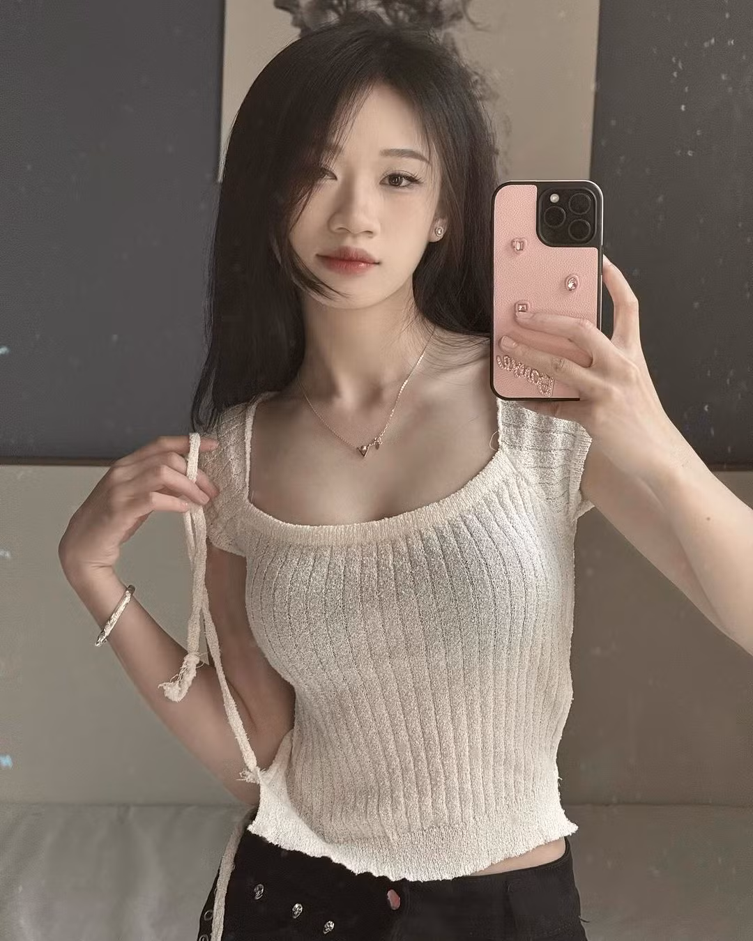 Cách đây không lâu, một trang TikTok đã đăng tải thông tin về quá khứ và cuộc sống của Hoàng Lan Anh. Tài khoản này chỉ ra chuyện bố mẹ cô làm việc sai trái, phải chịu án phạt. Còn nữ chính bị đồn hư hỏng, lấy tiền phúng viếng của bà để ăn chơi. Chưa hết, cô nàng còn bị tố có mối quan hệ tình cảm bất chính.