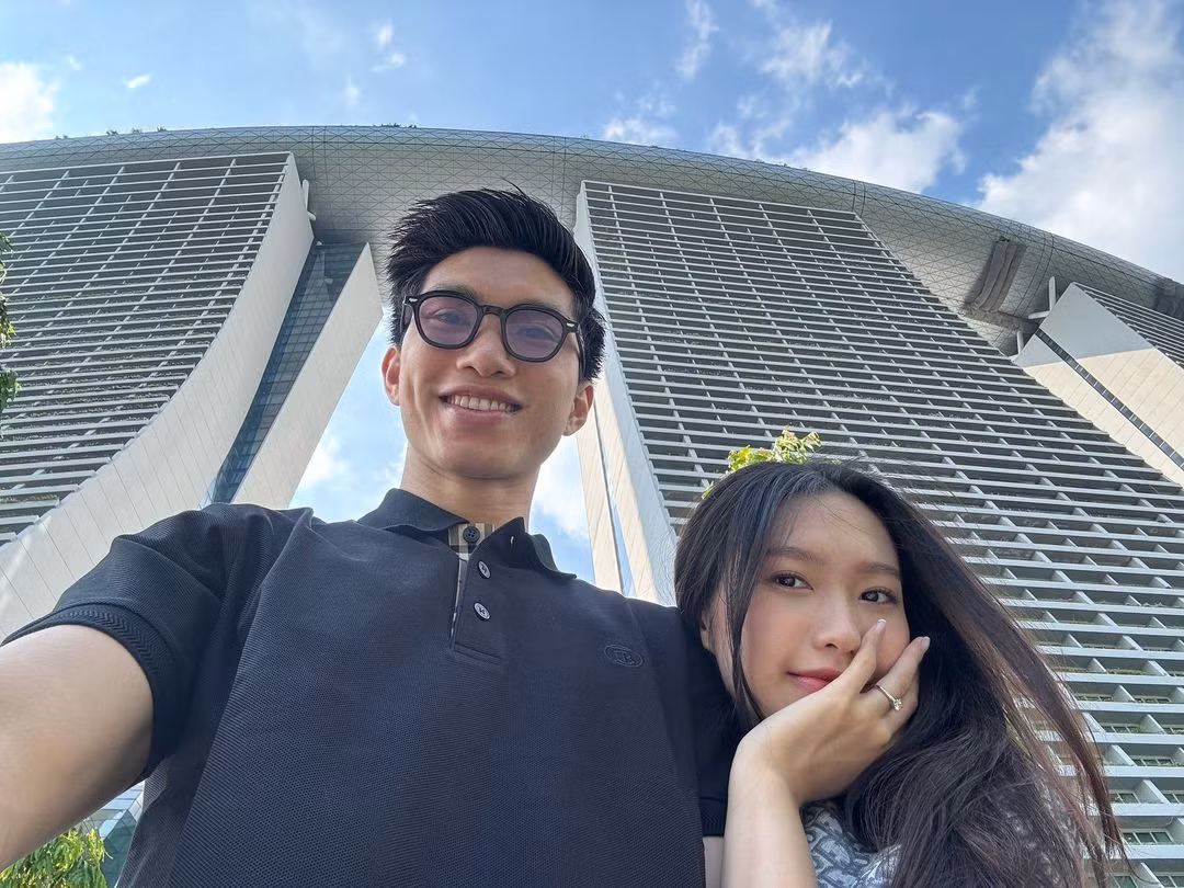 Cả 2 thường xuyên có những bức ảnh thân mật cùng nhau, Đoàn Văn Hậu cũng thường dắt vợ đến những sự kiện lớn và quan trọng. Mới đây, tại đám cưới Quang Hải, anh và vợ cũng xuất hiện tay trong tay đầy tình cảm.