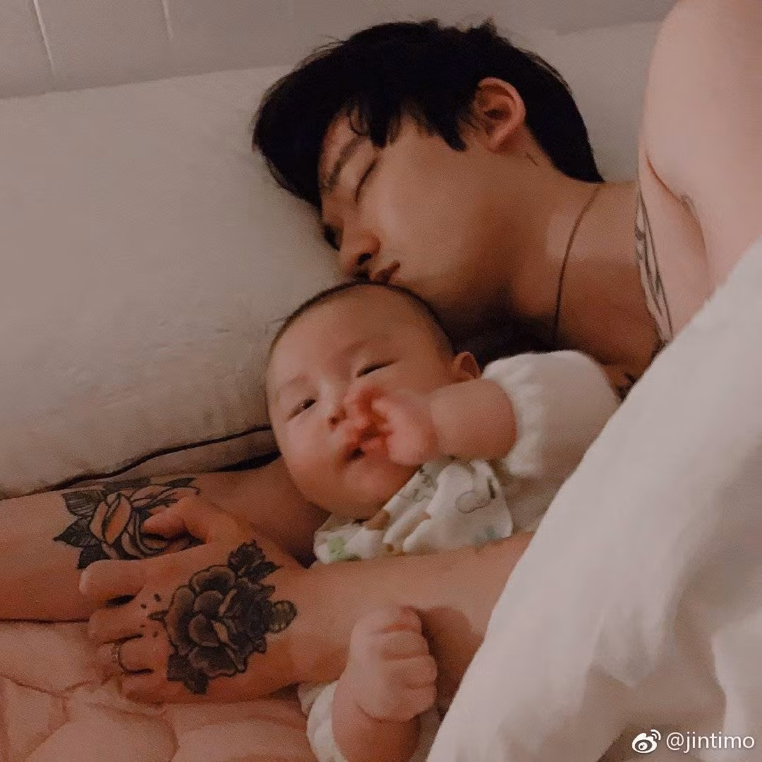 Anh chàng nhanh chóng có con trai đầu lòng sau đó. Trong một bài phỏng vấn, Mystic cho biết lý do chính khiến anh quyết định quay trở lại Hàn Quốc thi đấu chính là vợ con.