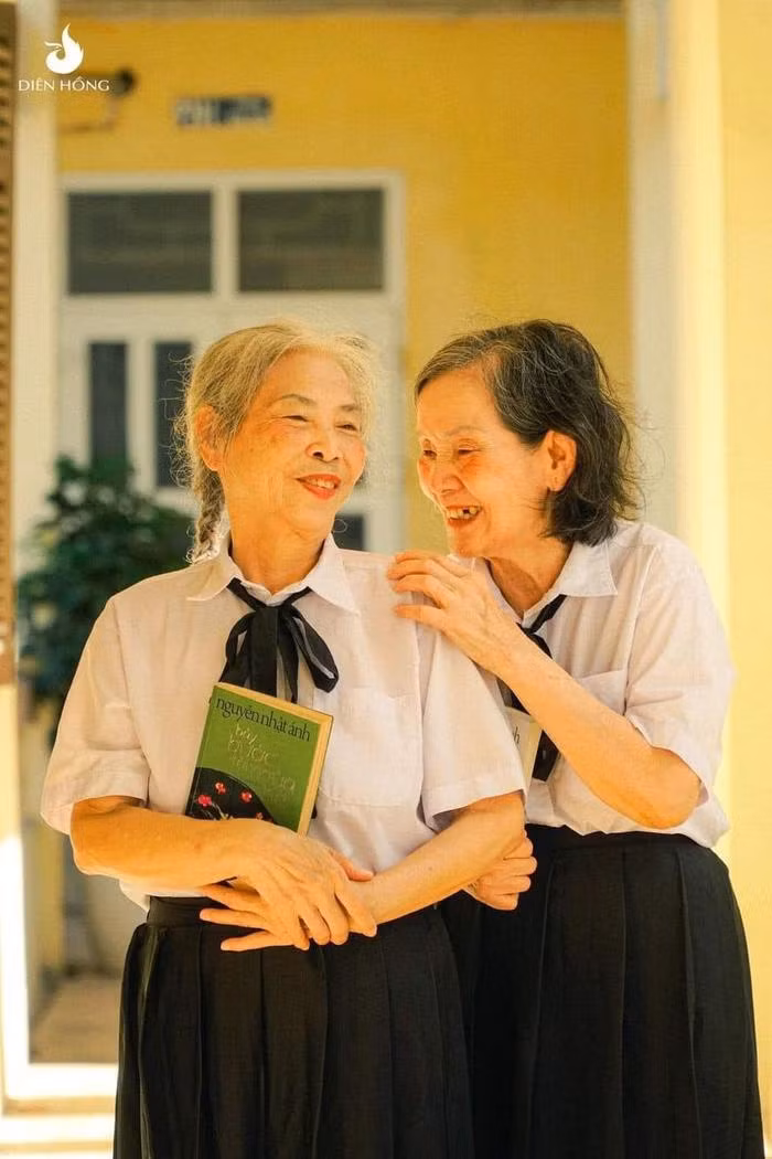 Những khoảnh khắc tự nhiên của 2 cụ khiến nhiều người cũng cười hạnh phúc theo.
