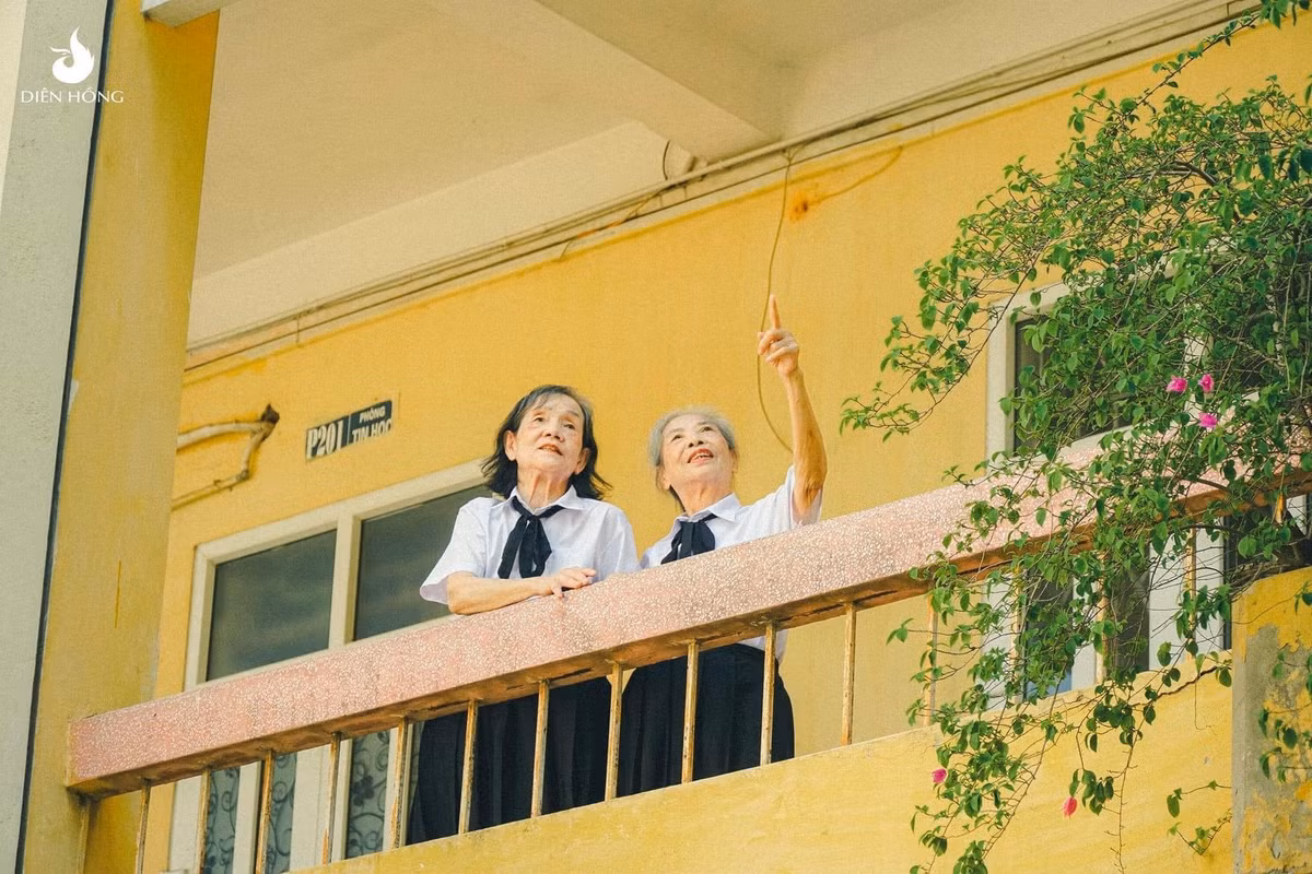 Dù mái tóc đã bạc trắng, làn da đã nhăn nheo và ánh mắt không còn tinh anh như trước, thế nhưng, khi diện trên người bộ đồng phục học sinh, 2 cụ bà như trẻ ra vì được trở về thuở học trò hồn nhiên.