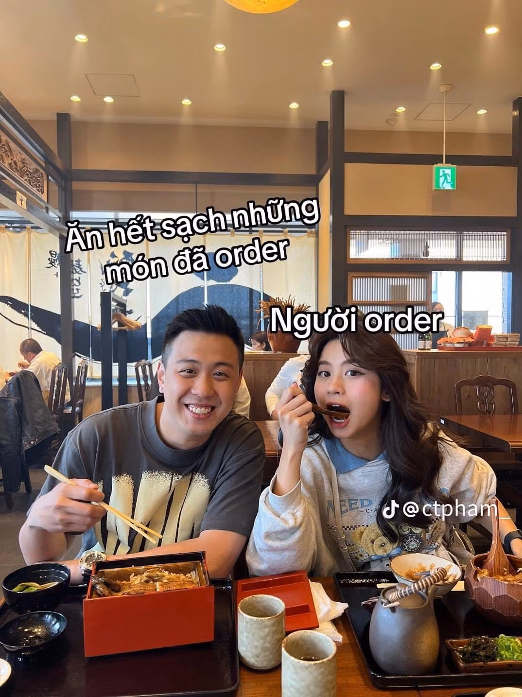 Hình ảnh dễ thương của cả 2 cũng bình thường như những cặp đôi khác khiến nhiều người bật cười.