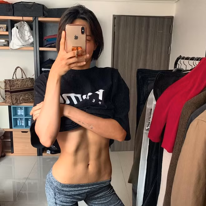 Mi-jeong cao 1,73 m và nặng gần 53 kg. Trên trang cá nhân có gần 170.000 lượt follow, cô thường xuyên chia sẻ loạt ảnh chụp vòng 2 nhỏ đến khó tin. Khi nhiều người đặt nghi vấn các hình ảnh này đã được chỉnh sửa, nữ HLV không ngần ngại đăng tải các clip, livestream chứng minh vòng eo hoàn toàn tự nhiên của mình.