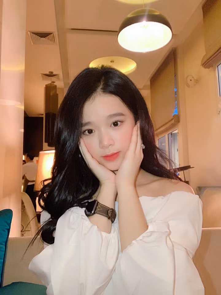 Bất chấp bị cộng đồng mạng "ném đá", tấn công trang cá nhân, Linh Ka vẫn nổi tiếng và ít khi lên tiếng phản pháo các bình luận tiêu cực trên mạng xã hội. Hiện trang cá nhân của hot girl sở hữu gần 700.000 lượt theo dõi.