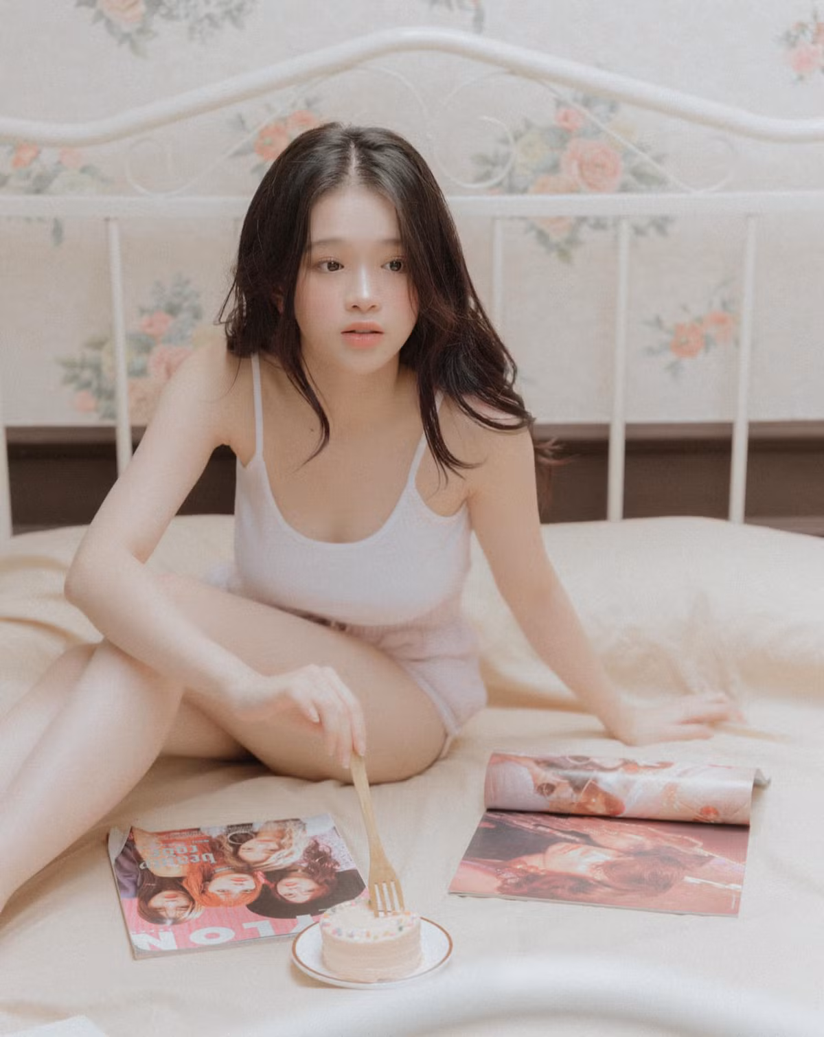 Dù bộ ảnh không được đầu tư quá cầu kỳ nhưng hot girl Linh Ka lại được dân mạng khen hết lời, cho rằng cô nên thực hiện những bộ ảnh với phong cách như thế này để phù hợp với lứa tuổi của mình.