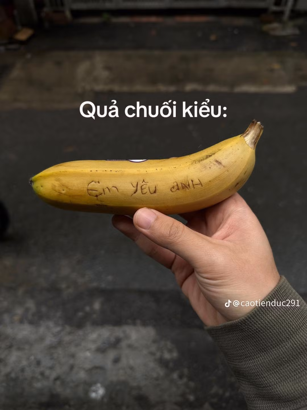 Khi muốn nói yêu, thì tất cả mọi thứ đều có thể làm phương tiện gửi thông điệp, kể cả quả chuối.