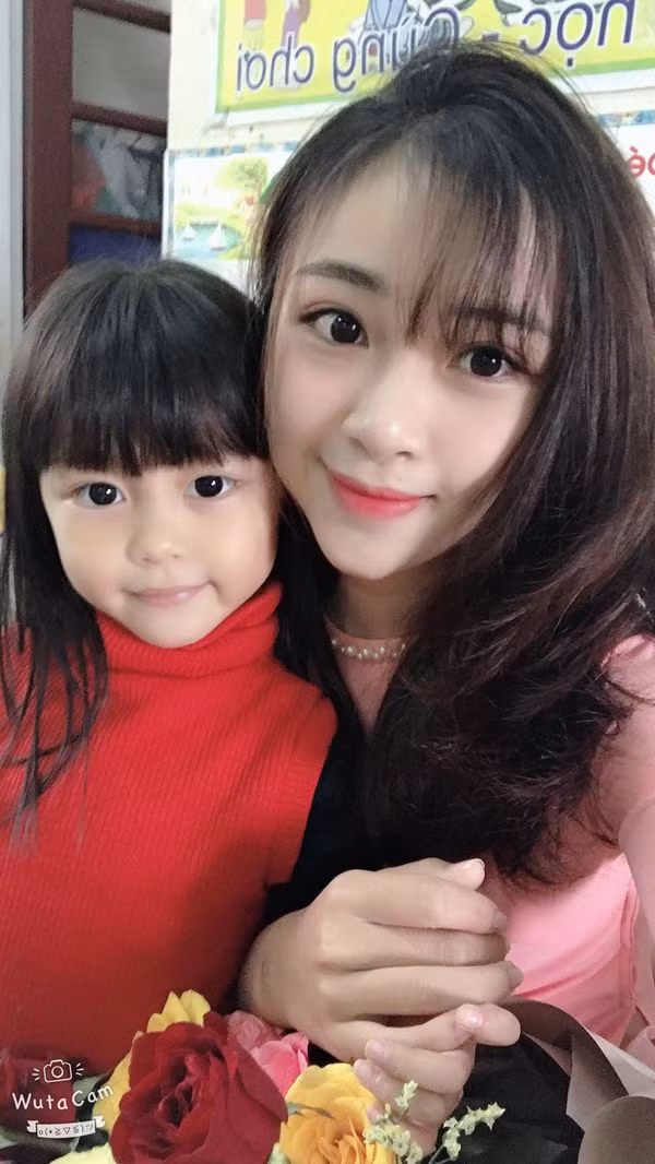 Nhật Linh (SN 1997) trước đó cũng đã nổi tiếng trên mạng xã hội bởi những bức ảnh chụp chung các học sinh mầm non mà co giảng dạy trong kỳ thực tập sinh viên. Cô nàng sở hữu nhan sắc xinh đẹp, đáng yêu và là đồng hương Nghệ An với Văn Đức.