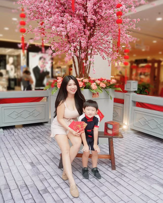 Bà mẹ xinh như hot girl còn dùng loại nước này để lui chùi đồ dùng và đồ chơi cho con. Thậm chí mọi nơi mà con trai chạm vào như tay nắm cửa nhà vệ sinh công cộng, tàu điện ngầm... cô đều dùng nó để làm sạch.