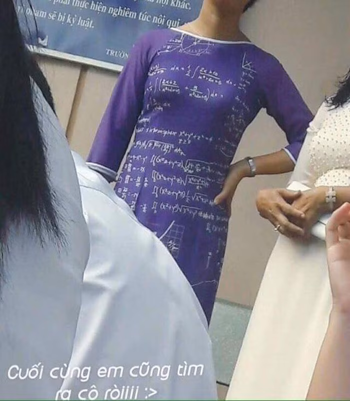 Là một môn khó nhằn và lắm công thức, cô giáo dạy toán in luôn đề bài và bài giải lên áo cho khiến học sinh thích thú.