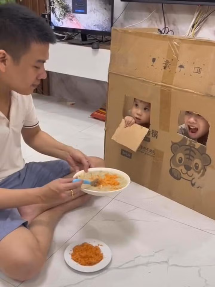 Nhà đẻ 2 đứa sát nhau nên nhiều khi cả 2 tị nạnh, không chịu ăn cơm. Ông bố này đã nghĩ ra phương pháp cho con ăn rất đặc biệt.