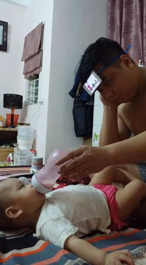 Khi em bé chỉ được xem hoạt hình mới chịu uống sữa.