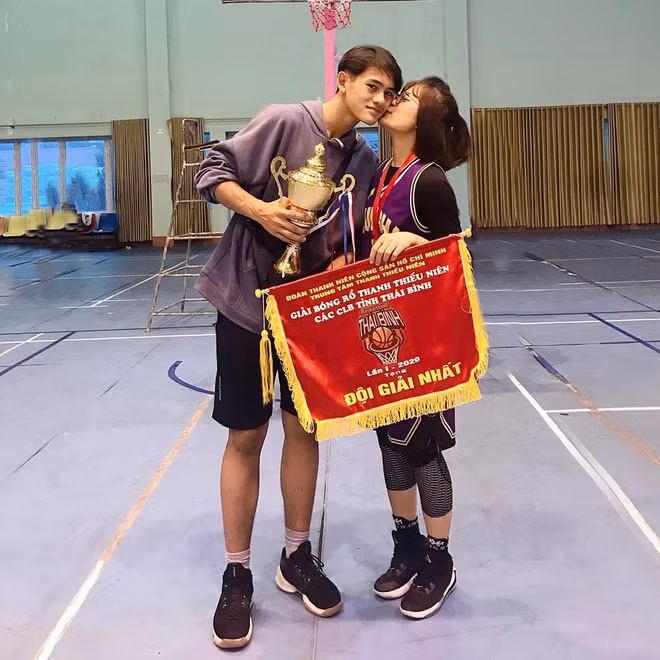 Trong cộng đồng chơi bóng rổ, Nguyễn Khiêm (sinh năm 2002, Ninh Bình) được chú ý khi sở hữu gương mặt lai Việt - Đức điển trai, chiều cao 1,85 m cùng một số thành tích thi đấu. Gần đây, chuyện tình của chàng cầu thủ với bạn gái Ngọc Huyền (sinh năm 2000, Thái Bình) nhận được nhiều sự quan tâm từ dân mạng.