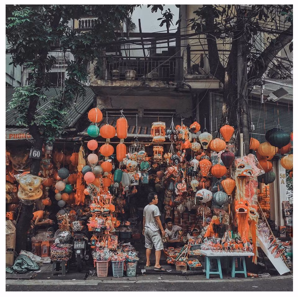 Từ một tháng trước Trung thu 2019, con phố Hàng Mã sớm đỏ rực với những món đồ chơi của trẻ nhỏ ngày trăng rằm. Ảnh: Facebook