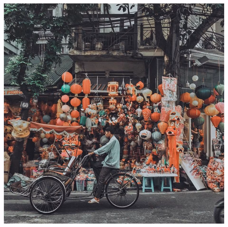 Sắc đỏ rực của con phố cổ này trở thành tín hiệu báo hiệu một mùa tết đoàn viên đang về. Ảnh: Facebook