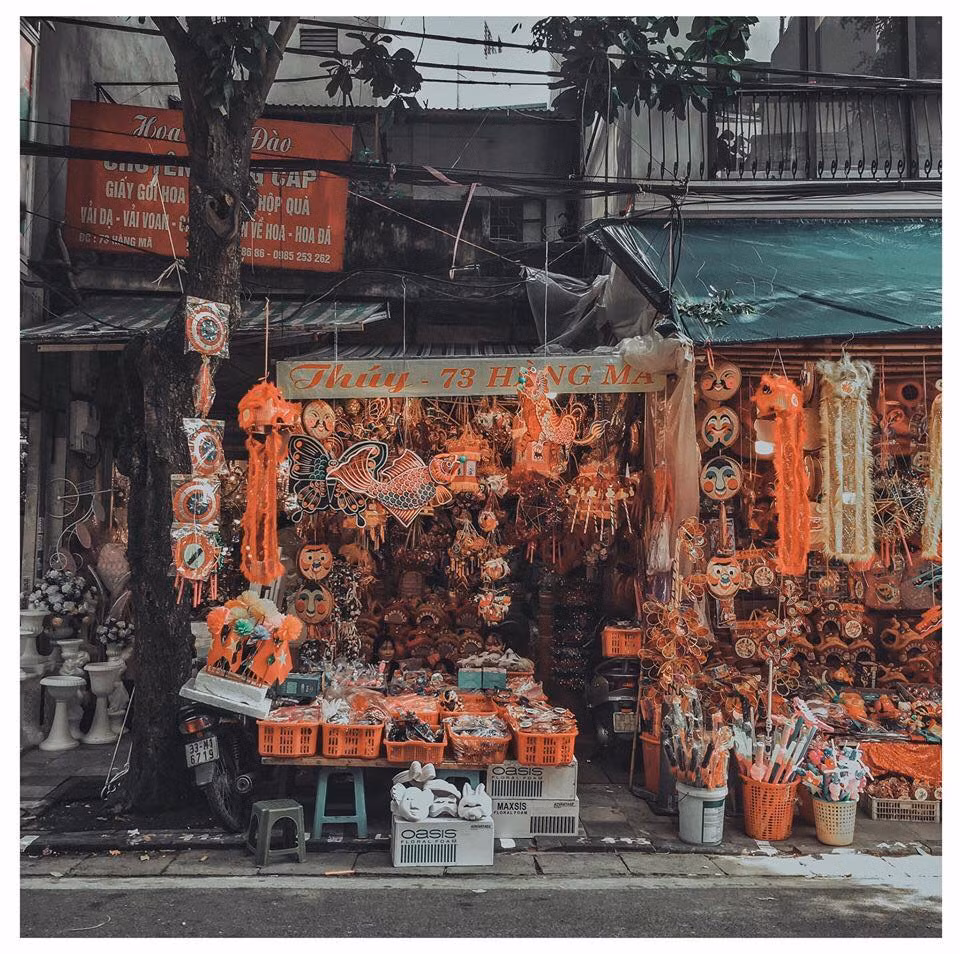 Từ những đồ chơi truyền thống như đèn ông sao, đèn lồng giấy, đầu lân sư tử… đến những thứ hiện đại: robot, mặt nạ nhựa, tai thỏ… đều được bày bán la liệt trong các cửa hàng trên phố Hàng Mã. Ảnh: Facebook