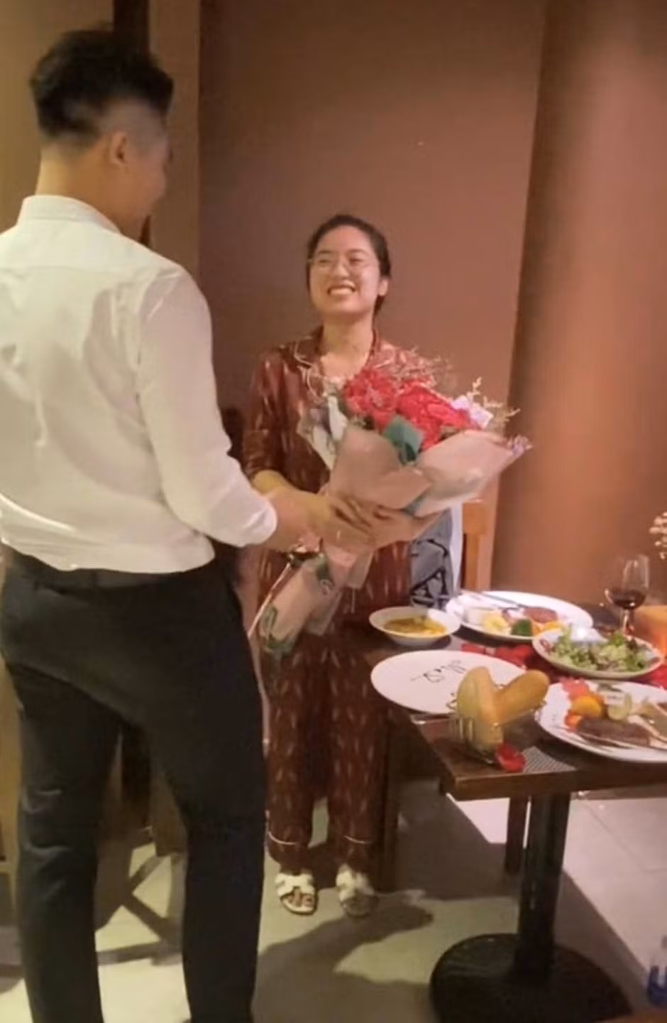 Tuy nhiên gương mặt cô nàng vẫn ánh lên niềm hạnh phúc khi tình yêu của mình đang sắp kết trái ngọt.