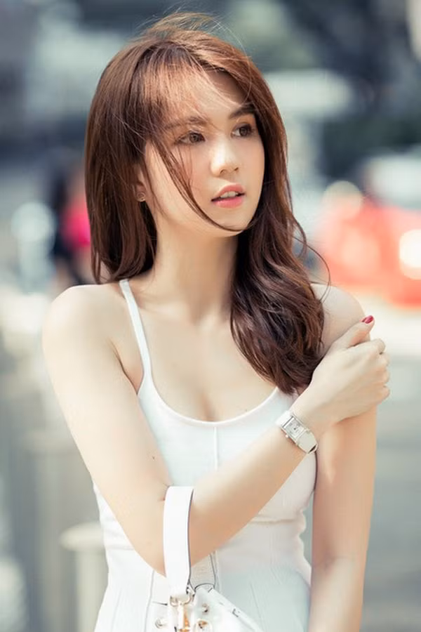Là đàn chị, cư xử khôn khéo lại không "chơi sốc", khoe thân phản cảm, Ngọc Trinh nhận được nhiều lời khen từ cộng đồng mạng.