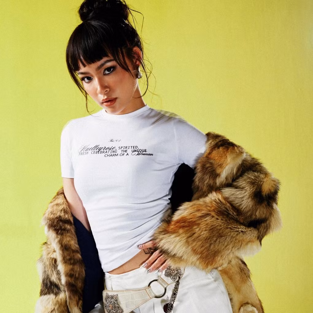 Sau đám cưới, nàng hot girl thường xuyên chia sẻ những khoảnh khắc cuộc sống hàng ngày hạnh phúc bên bạn đời.