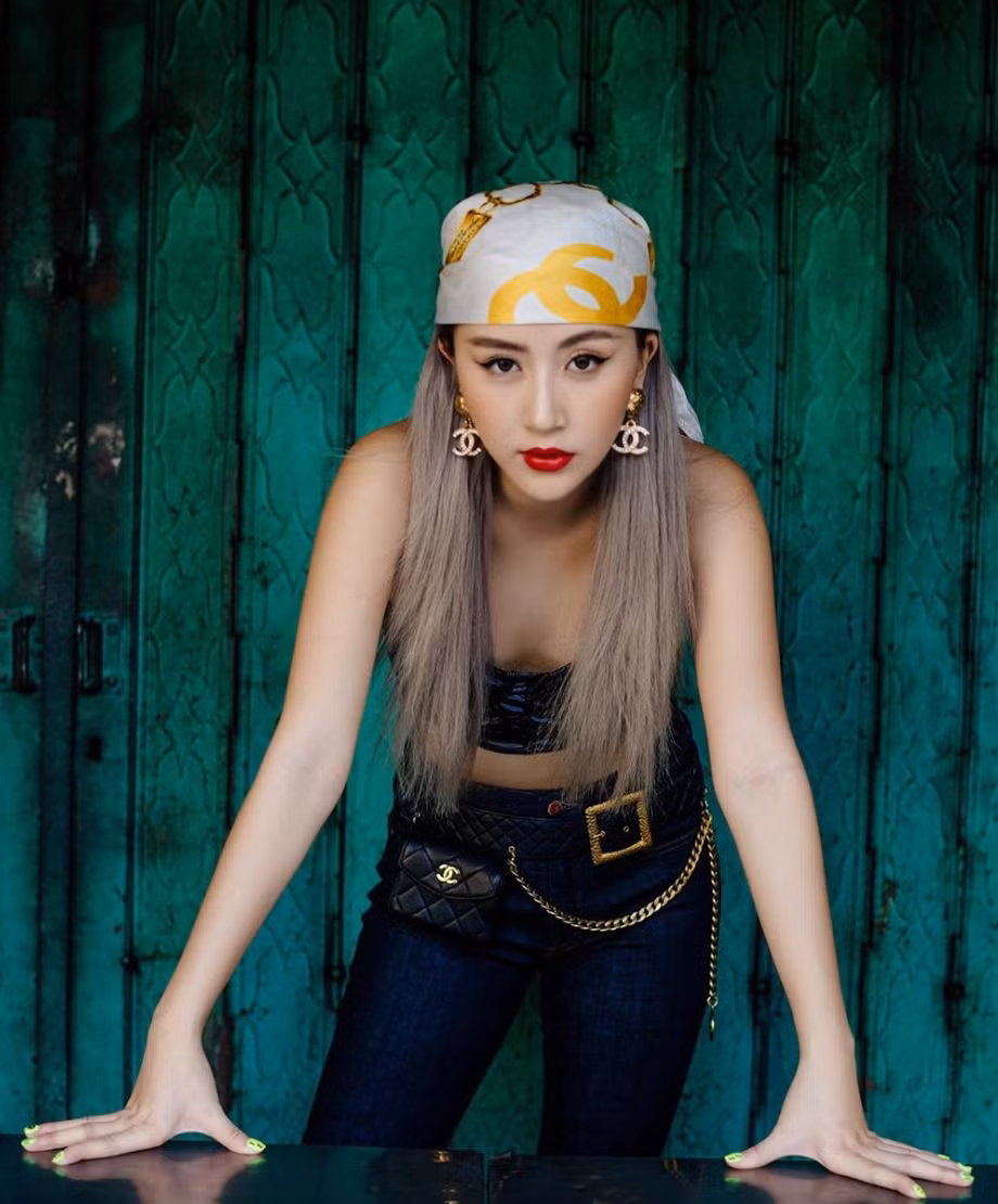 Quỳnh Anh Shyn là cô gái duy nhất trong bộ ba hot girl Hà Thành năm ấy tham gia hoạt động giải trí. Cô nàng từng góp mặt trong nhiều MV ca nhạc, phim sitcom học đường,...Với phong cách thời trang cá tính và gu khá lạ, hot girl sinh năm 1996 được xem là fashion icon và lấn sân sang cả lĩnh vực điện ảnh, MC, beauty blogger.
