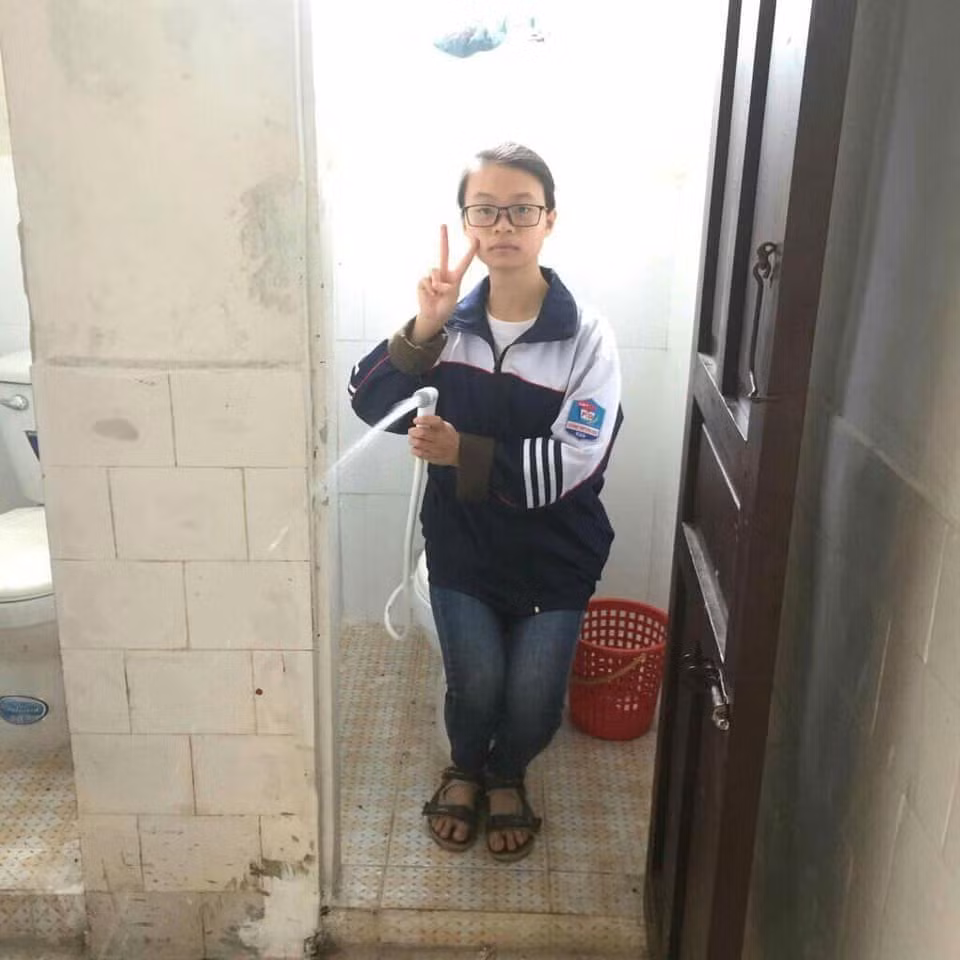 Bức ảnh tay cầm vòi xịt, tay còn lại vẫn giơ chữ V thân thiện cùng khuôn mặt vô cảm vô cùng hài hước của cô gái khiến cộng đồng mạng phải "bái phục" vì độ lầy.