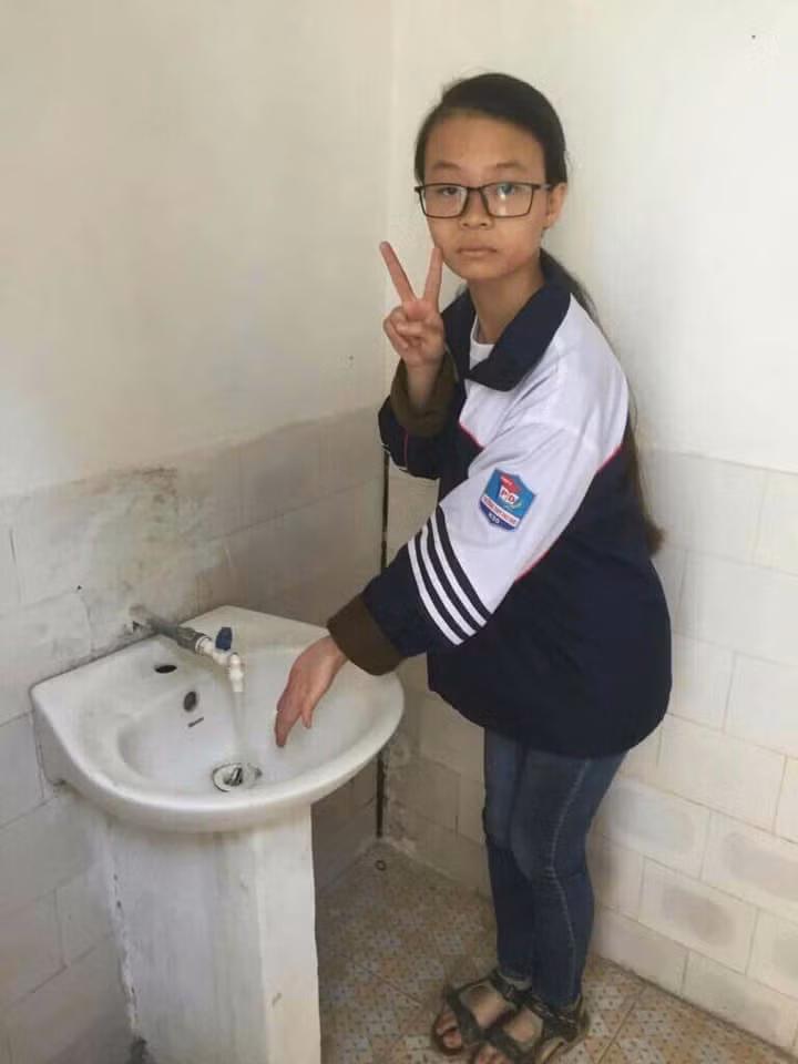 Hơn thế, cô nàng không hề chọn những địa điểm check-in đẹp đẽ thường thấy, thay vào đó là những góc quen thuộc với học sinh và có phần nhạy cảm như nhà vệ sinh, thùng rác, trống trường, vườn trụi lá,....