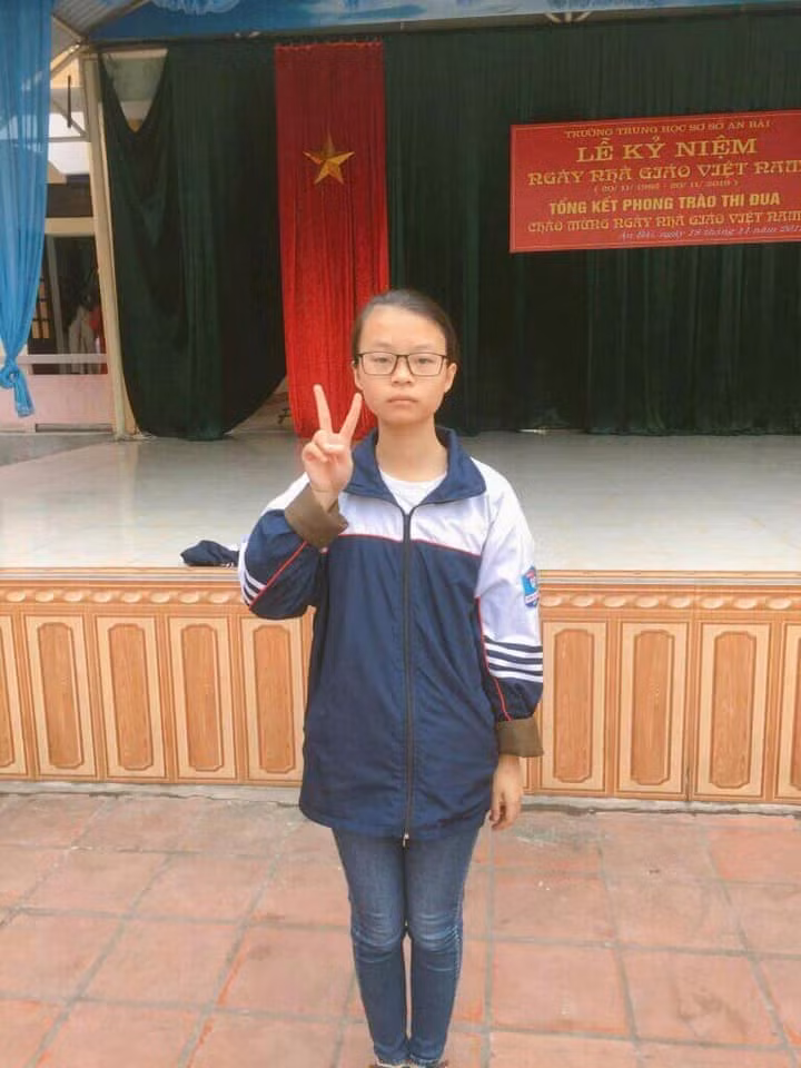 Cụ thể, cô gái trong ảnh đã tranh thủ check-in tại trường học cũ trong một lần về thăm. Điểm đặc biệt ở chỗ, dù ở bất kỳ ngóc ngách nào, cô nàng cũng chỉ có duy nhất một dáng đứng và một cảm xúc, không hề thay đổi.