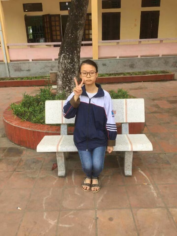 Mới đây, trên mạng xã hội xuất hiện một bộ ảnh check-in vô cùng đặc biệt khiến ai nấy xem đều phải "cười bò" vì độ lầy lội của nhân vật chính khi về thăm trường cũ.