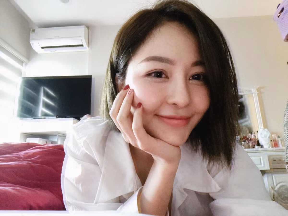 Cách đây vài hôn, Trâm Anh có phát ngôn cực sốc lên quan đến đàn ông trên mạng xã hội. Cô nàng viết: "Đàn ông đôi khi thật ngây ngô. Khi họ chinh phục được một cô gái họ nghĩ họ đạt được mục đích rồi và họ đi khoe chiến tích với cả thế giới. Nhưng họ không nghĩ rằng họ chính là con mồi".