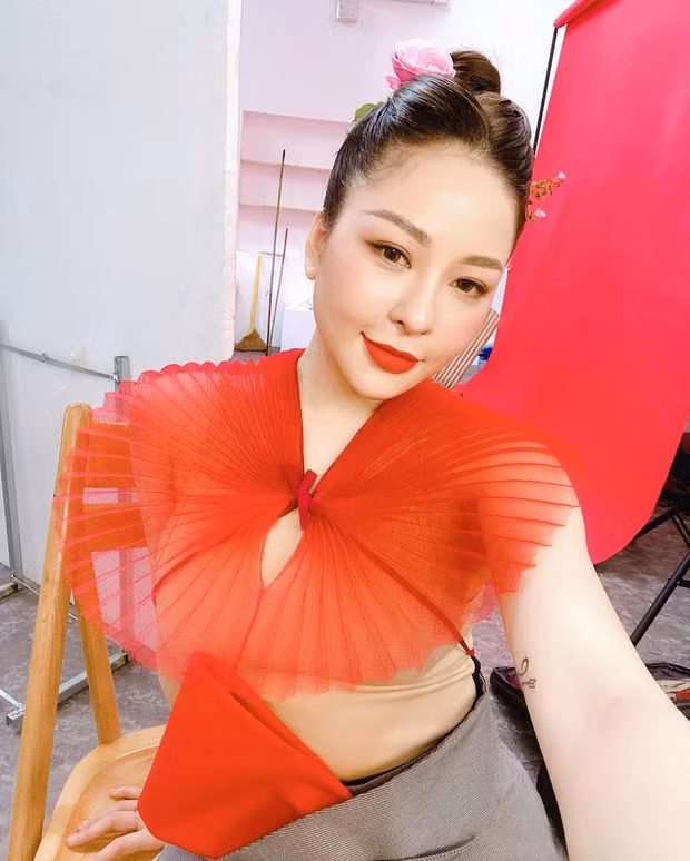 Đây không phải lần đầu tiên hot girl quê Thanh Hoá lộ bụng tròn trịa, trước đó, khi diện trang phục bó sát màu nude, cô nàng đã khiến dân mạng khóc thét vì thân hình phì nhiêu, ú nu hơn hẳn so với hồi mới nổi tiếng.