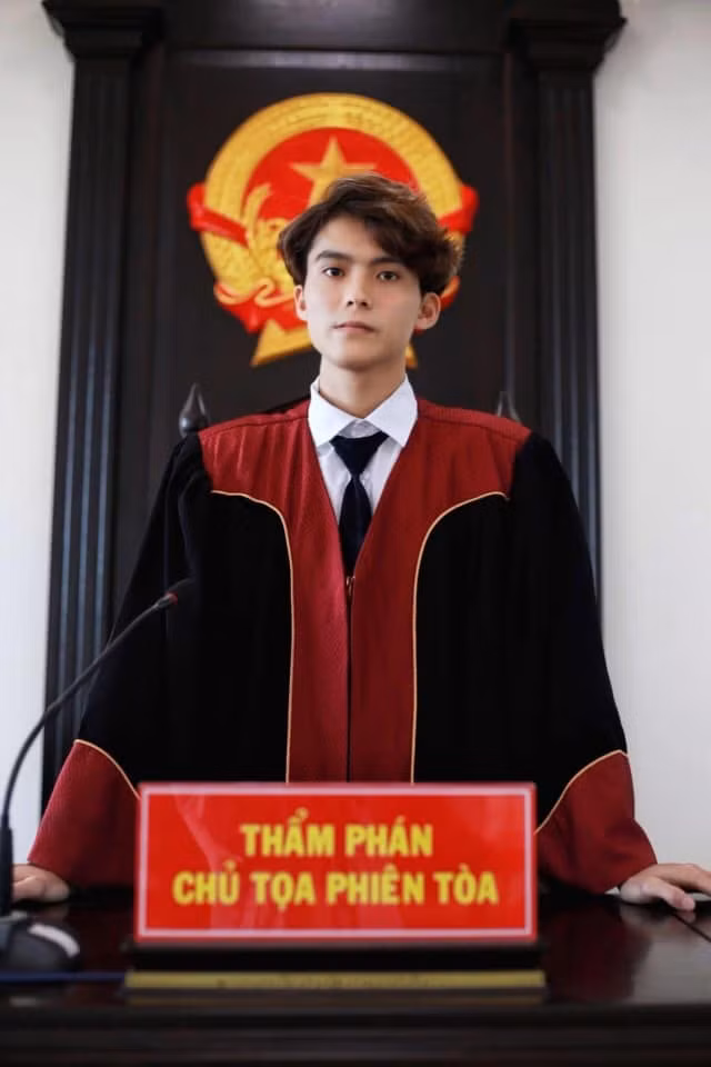 Chỉ sau ít phút được cư dân mạng truy lùng, danh tính "chàng thẩm phán điển trai" đã được tìm ra. Theo đó, chàng trai này có tên là Hoàng Việt Anh, sinh năm 1999 và hiện đang là sinh viên Học viện Tòa án Hà Nội.