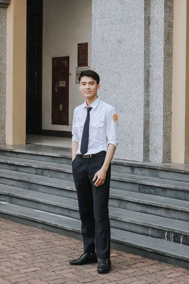 Hiện tại, mong ước lớn nhất của nam sinh là hoàn tất chương trình học và có được công việc đúng ngành đúng nghề.