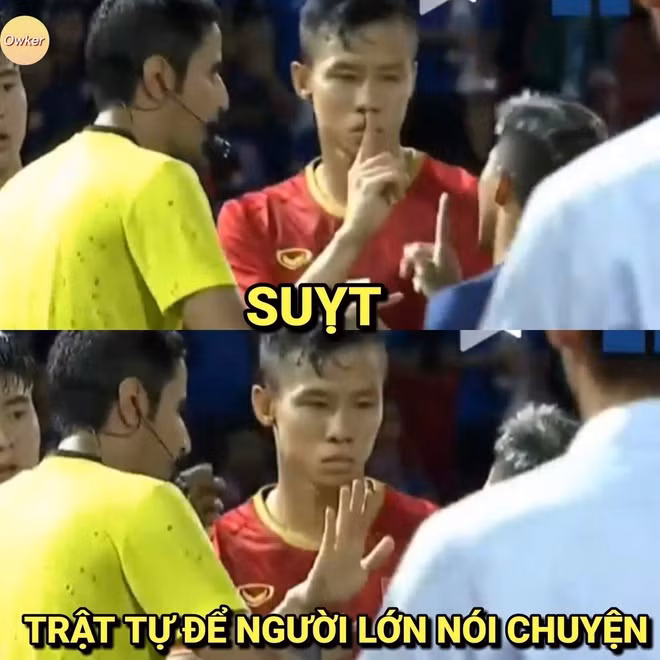 Ở trận Việt Nam đại chiến Thái Lan tại vòng loại World Cup 2022 tối 5/9, khoảnh khắc Hải Quế một lần nữa dùng tay ra dấu im lặng trước mặt chân sút bên phía “Voi chiến” khiến dân mạng thích thú. Hành động “cool ngầu” của cầu thủ gốc Nghệ An sau đó nhanh chóng trở thành đề tài chế ảnh khắp các diễn đàn. “Cà khịa tế nhị”, “cà khịa style quý tộc”, “cà khịa thâm thúy"... là những cách fan mô tả hành động của anh. Ảnh: Fandom Owker.