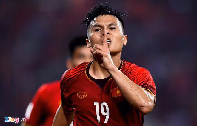 Tại SEA Games 30 diễn ra tại Philippines, HLV Park Hang-seo chọn tiền vệ Nguyễn Quang Hải làm đội trưởng U22 Việt Nam. Đây không phải quyết định bất ngờ bởi Hải “Con” cũng là đội trưởng U23 Việt Nam ở vòng loại U23 châu Á tháng 3/2019. Tiền vệ sinh năm 1997 cũng là một trong những cầu thủ thường xuyên thể hiện những hành động “ngầu” trên sân cỏ. Ảnh: Thuận Thắng.