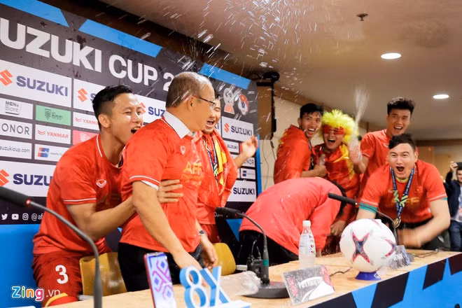 Bên cạnh biệt danh “thánh cà khịa”, Quế Ngọc Hải còn được dân mạng nhận xét “lầy lội” ngoài sân cỏ. Ở cương vị đội phó tuyển Việt Nam (đội trưởng khi ấy là tiền đạo Nguyễn Văn Quyết), Hải Quế từng dẫn cả đội vào quậy phòng họp báo sau khi tuyển Việt Nam đánh bại Malaysia 1-0 để lên ngôi vô địch AFF Cup 2018. Họ đổ nước lên người HLV Park Hang-seo, khiến cả khán phòng ồ lên thích thú. Dù vậy, thầy Park không hề bực tức. Ông không ngăn cản những người học trò, im lặng chịu trận. Ảnh: Minh Chiến.