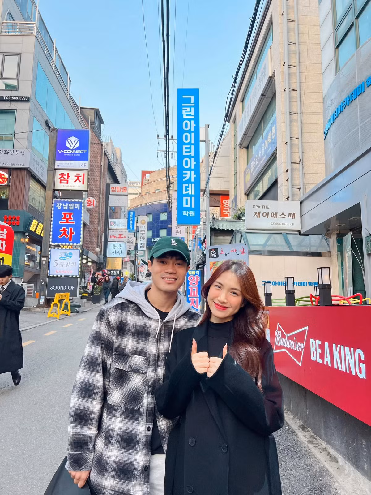 Tuy nhiên, Văn Toàn và Hòa Minzy là bạn thân thiết hơn 10 năm nay. Cả hai quen biết nhau khi nữ ca sĩ sinh năm 1995 hẹn hò cùng Công Phượng - bạn cùng phòng và là bạn thân của Văn Toàn ở câu lạc bộ bóng đá HAGL. Sau khi chia tay bạn trai cũ, Hòa Minzy tới nay vẫn giữ liên lạc và có mối quan hệ thân thiết với Văn Toàn.