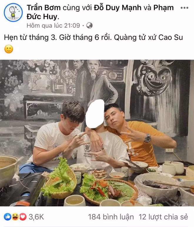 Cùng với đó, Duy Mạnh lộ khoảnh khắc đi nhậu cùng bạn bè trong CLB Hà Nội khiến người hâm mộ đặt ra nghi vấn người Quỳnh Anh nhắc đến trong trạng thái chính là cầu thủ quê Đông Anh.