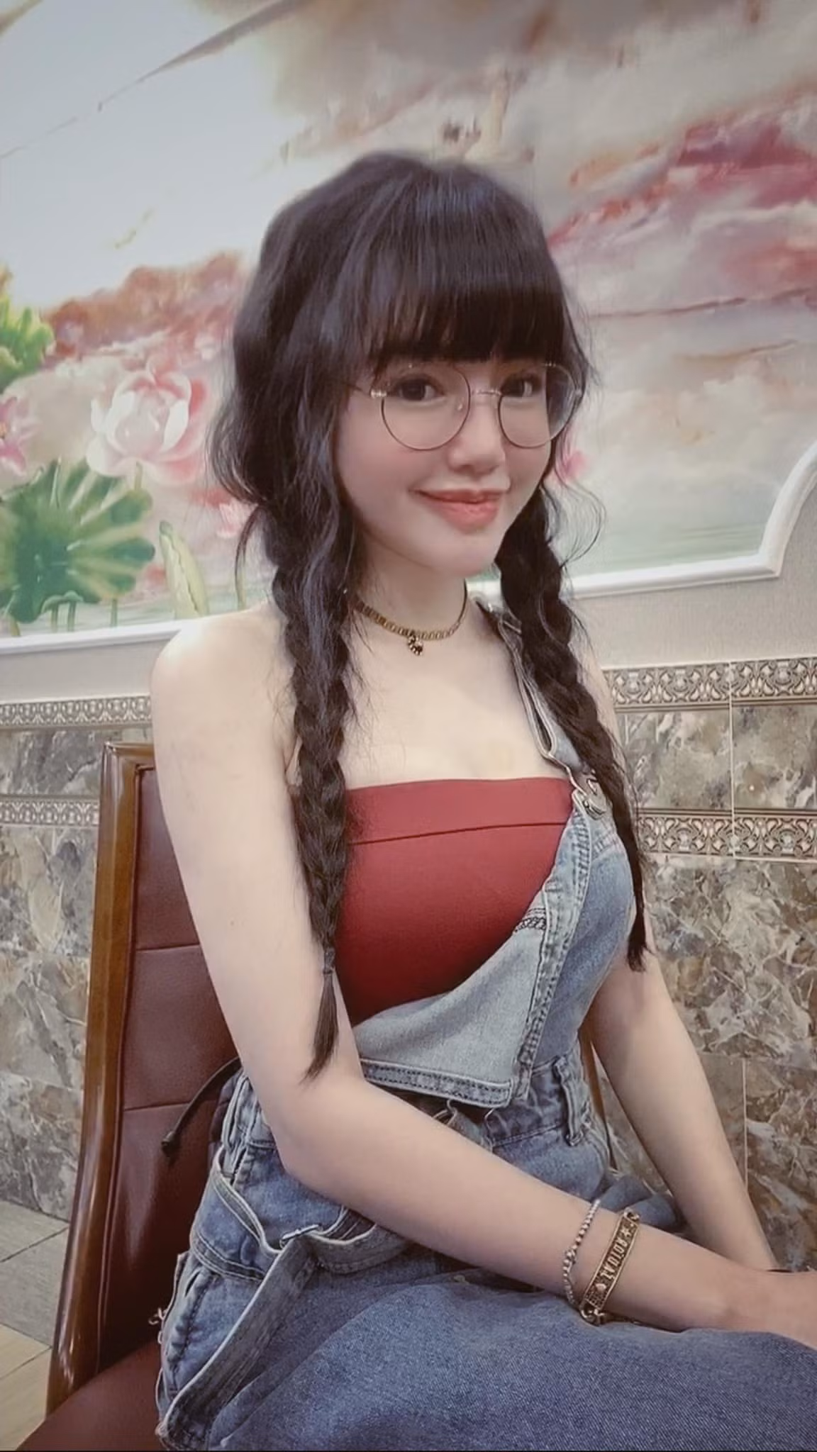 Là mỹ nhân được biết đến đầu tiên nhờ vòng 1 khủng, Nguyễn Kim Hồng tức Elly Trần có những cố gắng nhất định để thoát mác mỹ nhân không có gì để khoe, ngoài thân thể. Năm 2012, cô từng nhận giải Nữ diễn viên phim truyền hình xuất sắc nhất cho vai An, trong bộ phim “Khát vọng thượng lưu” chiếu giờ vàng trên VTV3.