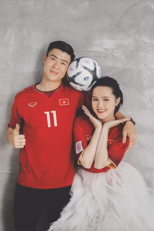 Đối với một cầu thủ chuyên nghiệp như Duy Mạnh, việc có một bộ ảnh cưới gắn liền với trang phục thi đấu là cực kỳ ý nghĩa. Đặc biệt hơn nữa, chính môn thể thao vua là "nhà mối" giúp vợ chồng nam cầu thủ gặp gỡ và quen biết.