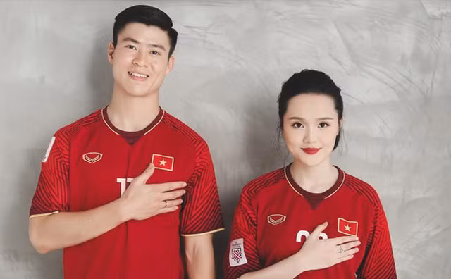 Trước khi lễ cưới chính thức diễn ra vào ngày 9/2 sắp tới, Duy Mạnh và Quỳnh Anh liên tục "nhá hàng" ảnh, thiệp, phụ kiện chuẩn bị cho ngày trọng đại. Mới đây, cặp đôi tiếp tục đăng tải bộ ảnh cưới siêu đẹp và có ý nghĩa cực kỳ đặc biệt.