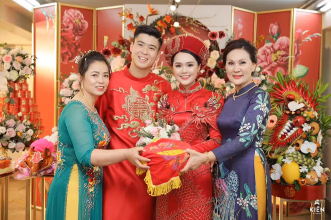 Trước đó, Duy Mạnh và Quỳnh Anh đã tổ chức lễ ăn hỏi tại Hà Nội thu hút sự quan tâm đặc biệt của truyền thông.