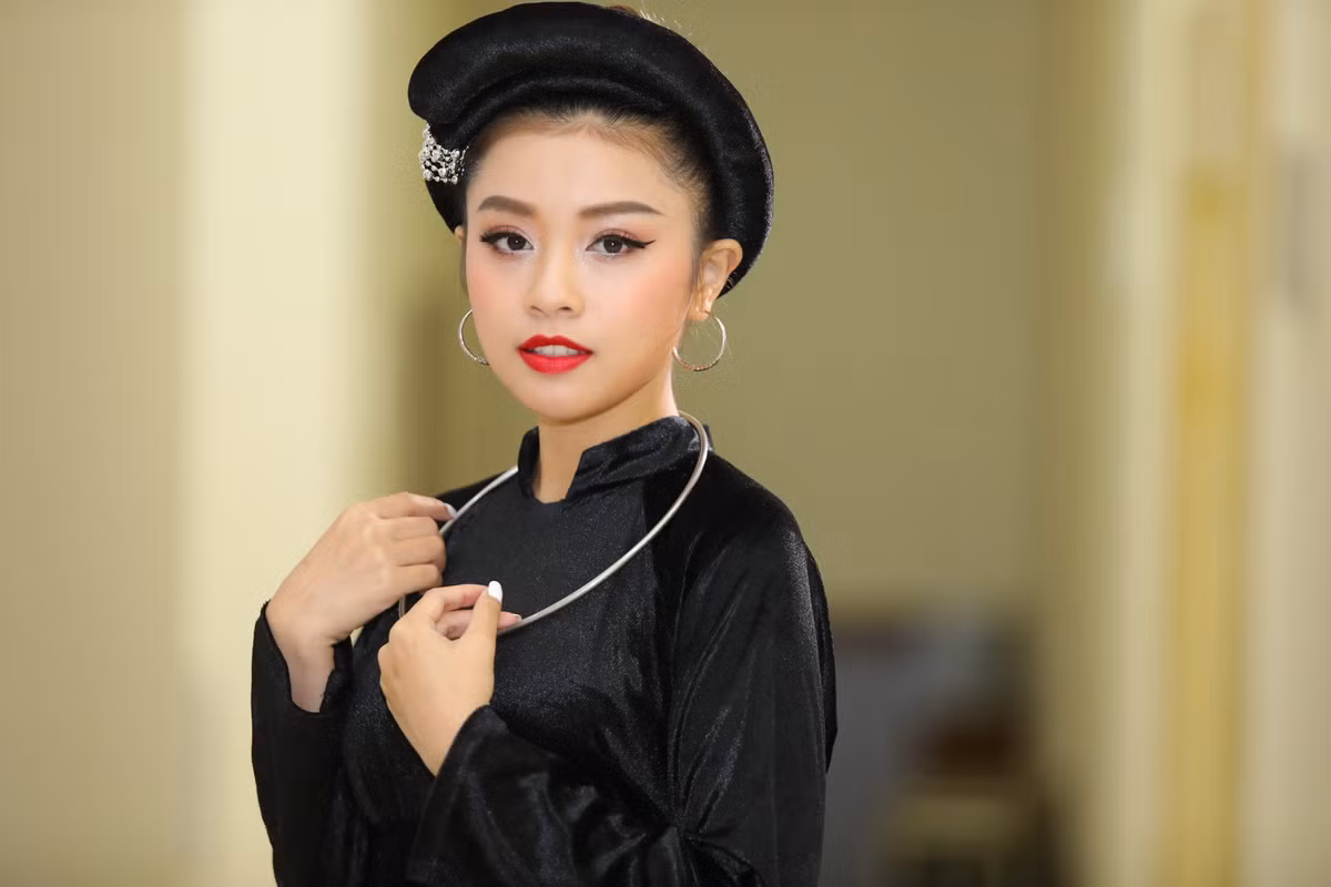 Cô là quán quân Sao Mai Điểm Hẹn 2015 dòng nhạc dân gian. Năm 2018, Thu Hằng cũng là 1 trong 10 gương mặt trẻ tiêu biểu Thủ đô được vinh danh.