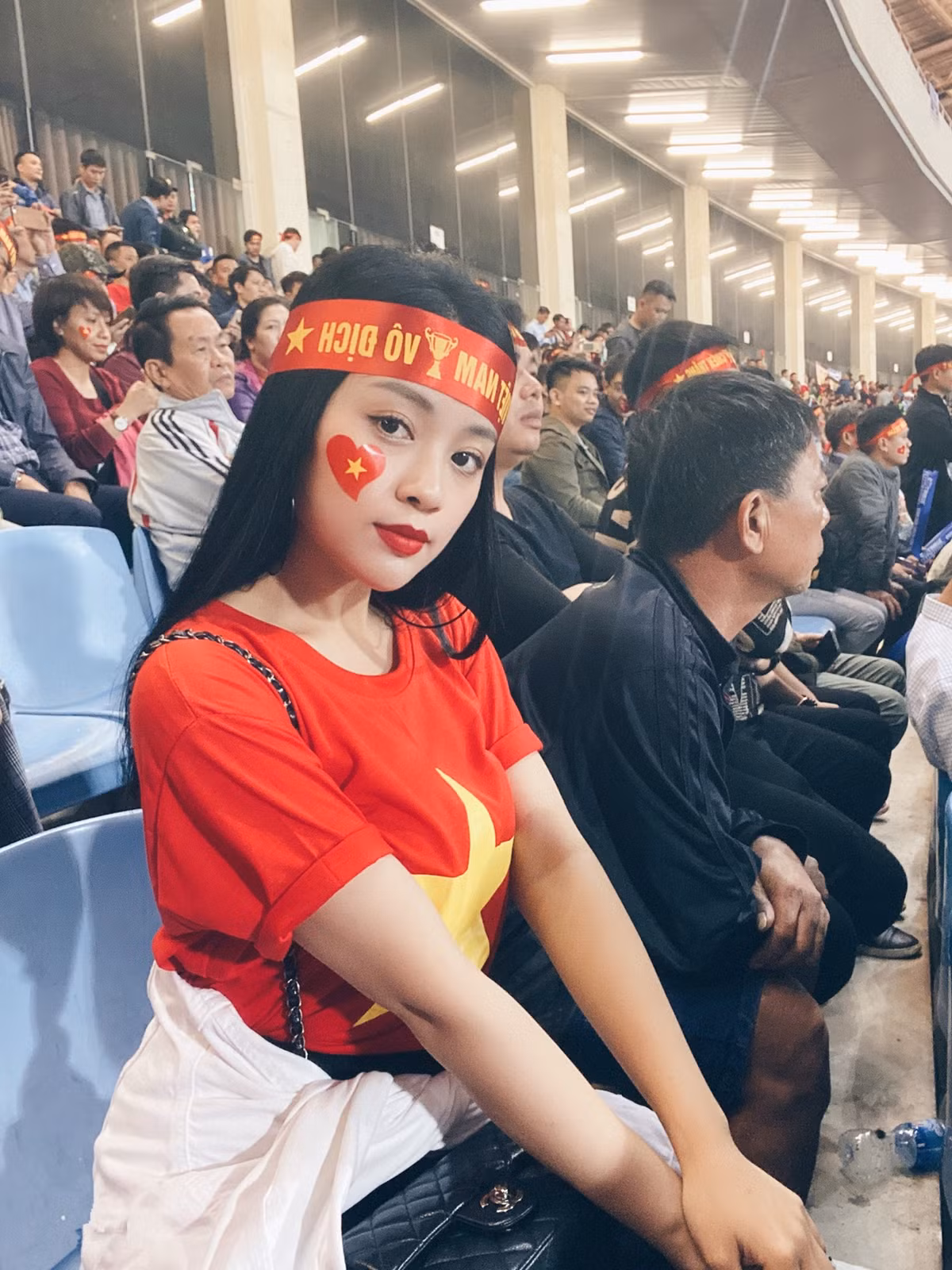 Tối 19/11, sau khi trận đấu giữa tuyển Việt Nam và tuyển Thái Lan kết thúc, hình ảnh một cô gái xinh đẹp trên khán đài được chia sẻ trên mạng xã hội. Được biết cô nàng tên Nguyễn Thu Hằng.