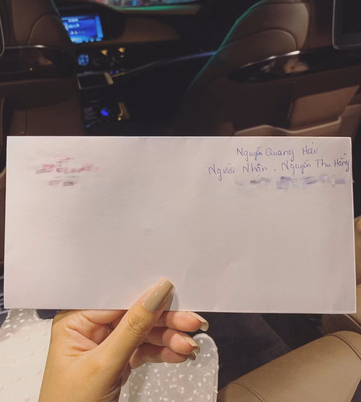 Thu Hằng cũng gửi lời cảm ơn tới cầu thủ Quang Hải trên trang cá nhân và nhận rằng chàng cầu thủ gốc Đông Anh chính là thần tượng của mình.