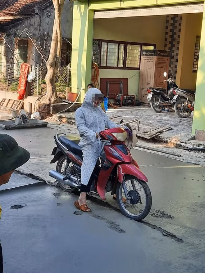 Có lẽ do không biết phải làm thế nào nên người phụ nữ đi làm hỏng đường bê tông mới hoàn thành kia đành nở một nụ cười "hoa hậu thân thiện" trước những ánh mắt khó chịu của người xung quanh.