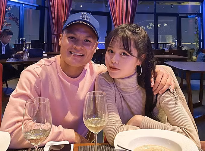 Gần đây, cuộc tình của Quang Hải và Huỳnh Anh (sinh năm 1999) gây xôn xao trong cộng đồng người hâm mộ. Đây là cô gái thứ 2 sau Nhật Lê được tiền vệ đội tuyển Việt Nam công khai hẹn hò.