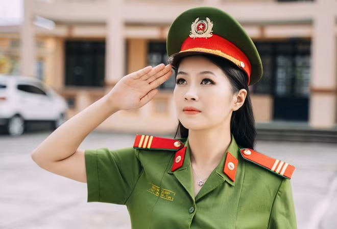 Soi ki dan hot girl duoc yeu men trong trang phuc quan nhan