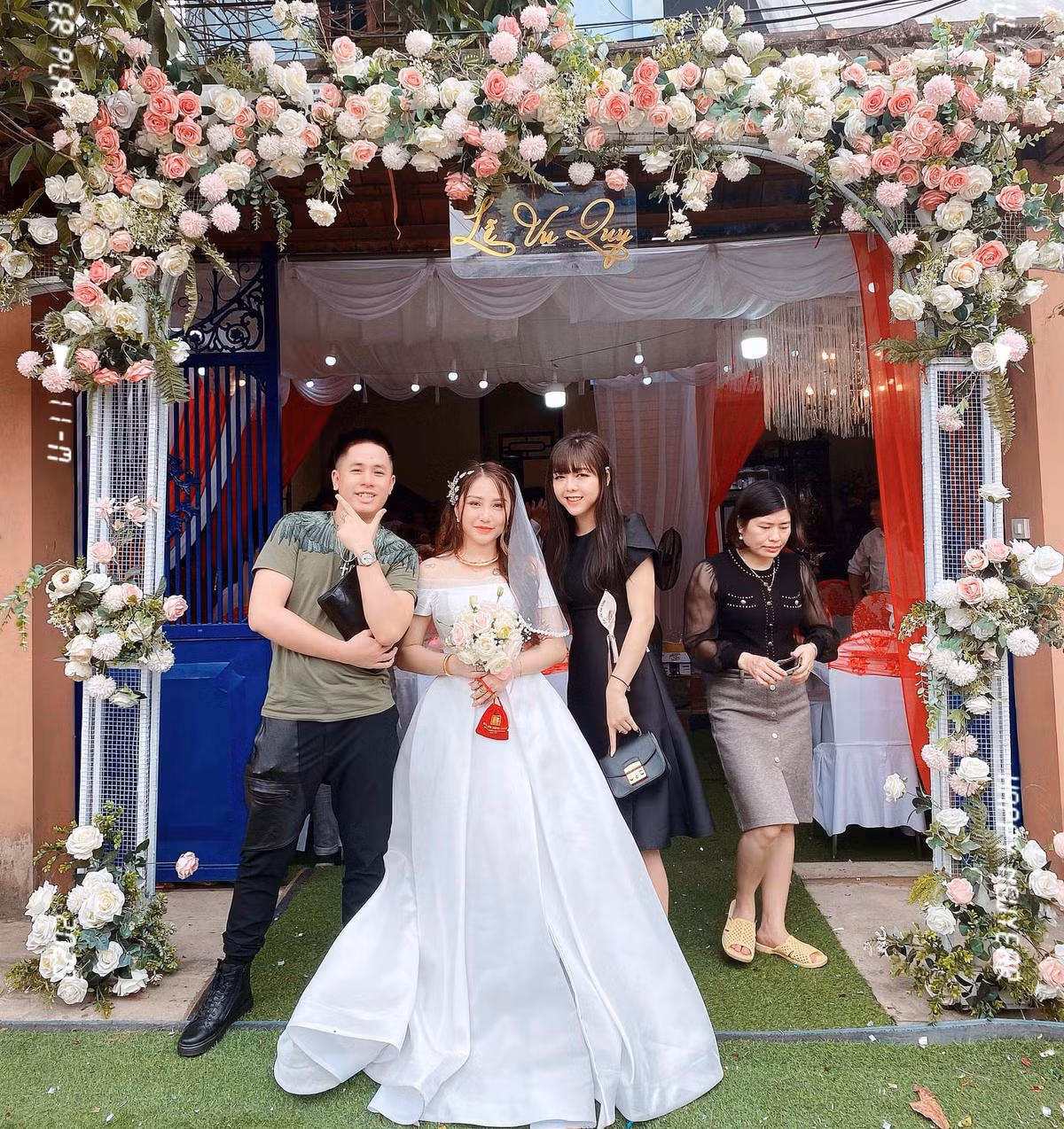 Trên trang cá nhân, streamer Kiều Anh Hera đăng tải những hình ảnh cực kỳ xinh đẹp trong ngày cưới đồng thời gửi lời cảm ơn tới bạn bè và gia đình đã đến chung vui cùng vợ chồng cô tại quê nhà Thái Nguyên. Đám cưới ở nhà trai sẽ diễn ra vào ngày 5/3 sắp tới.