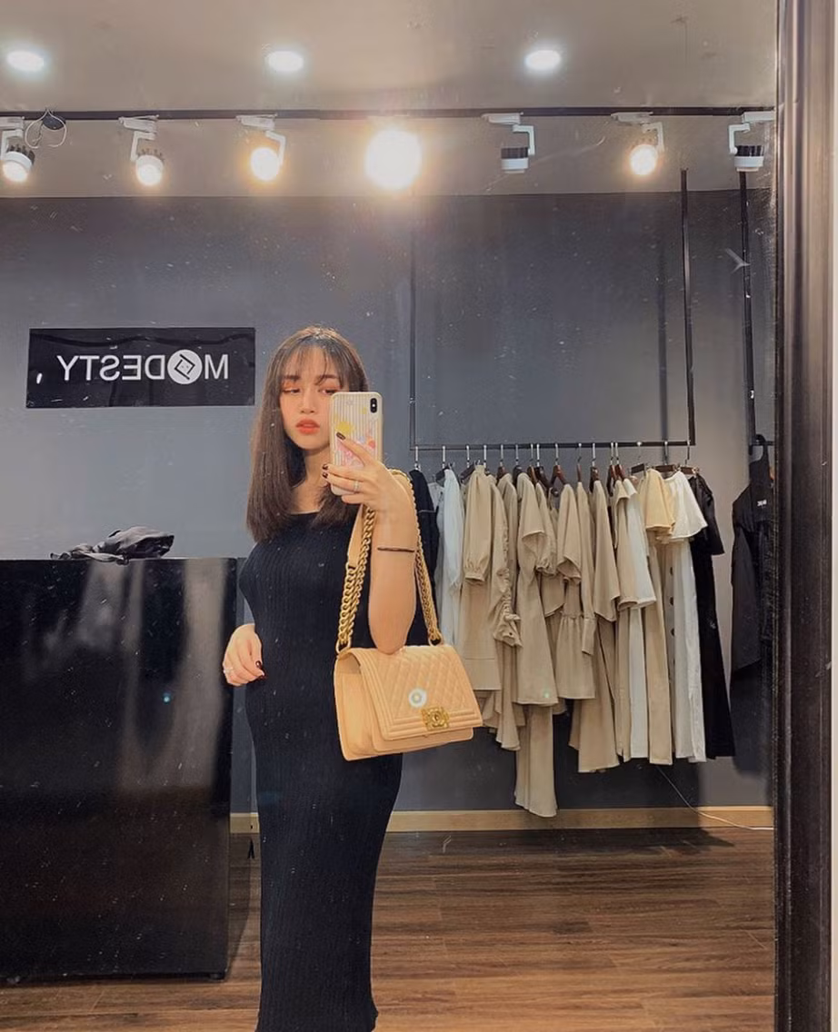 Mới đây, trên Instagram cá nhân, con gái Minh Nhựa bất ngờ khoe bụng bầu sau 1 tháng kết hôn.