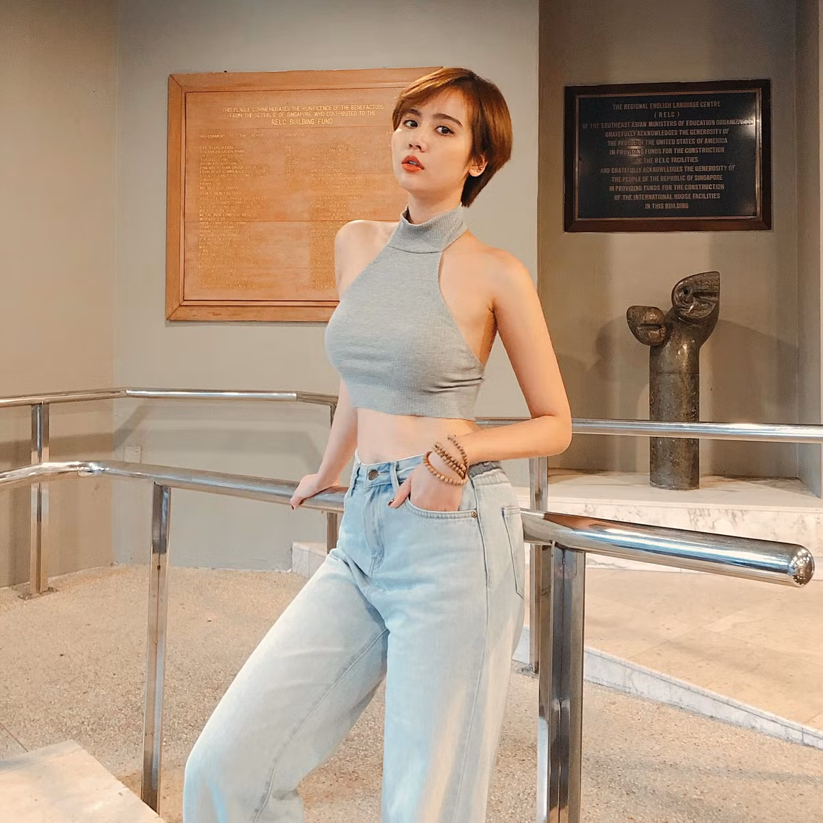 Huyền Lizzie (tên thật làPhạm Minh Huyền) từng quen mặt khán giả qua nhiều bộ phim truyền hình như Bộ tứ 10A8, Lời thú nhận của Eva, Tết siêu tiết kiệm....Trước đó, cô nàng là Top 5 Miss Teen 2009.